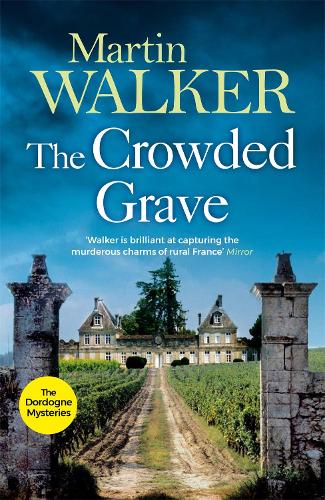 The Crowded Grave: A Bruno Courr�ges Investigation (Bruno Chief of Police 4)